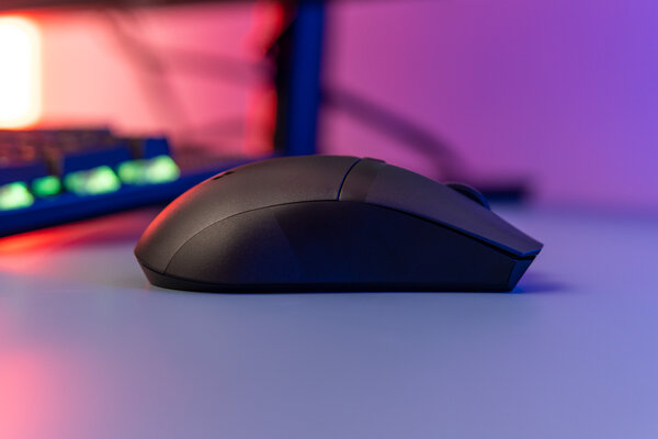 Вес мышки регулируется батарейкой! Тестирую необычную ASUS TUF Gaming M4 Wireless — Внешний вид и эргономика. 4