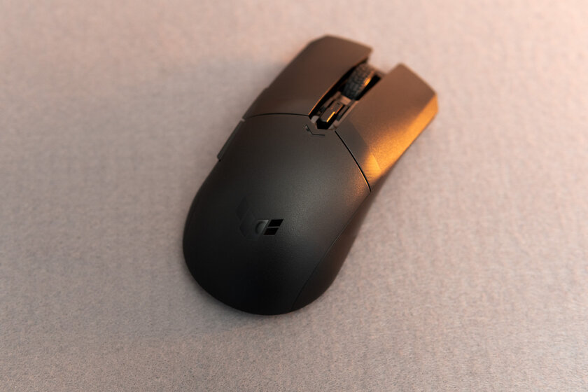 Вес мышки регулируется батарейкой! Тестирую необычную ASUS TUF Gaming M4 Wireless — Внешний вид и эргономика. 2