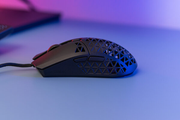 У мышки дырчатый корпус, и это разумно. Обзор ASUS TUF Gaming M4 Air — Внешний вид и эргономика. 4