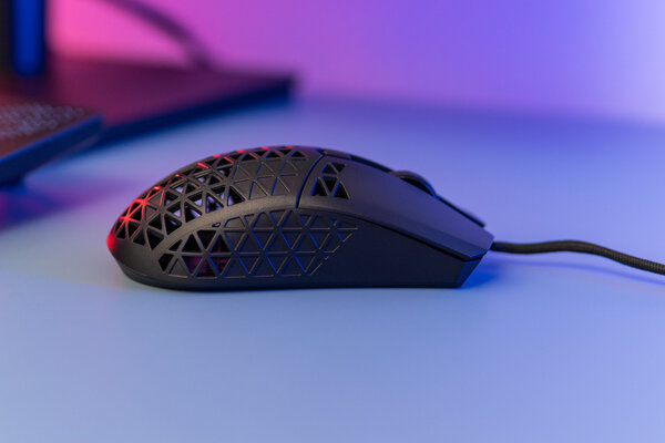 У мышки дырчатый корпус, и это разумно. Обзор ASUS TUF Gaming M4 Air — Внешний вид и эргономика. 5