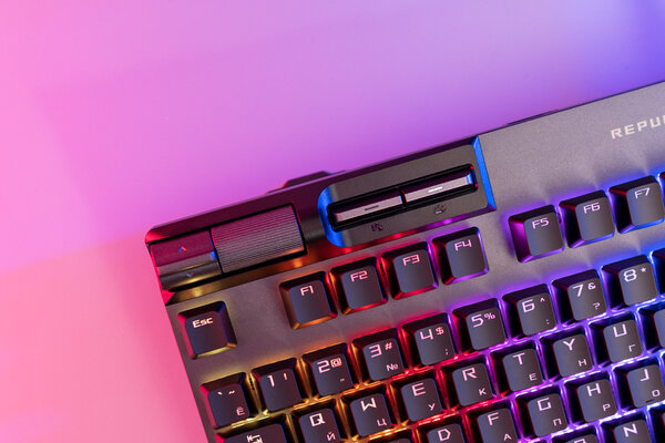 Можно самому заменять свитчи: и Cherry, и ROG! Тестирую ASUS ROG Strix Flare II Animate — Внешний вид и удобство. 2