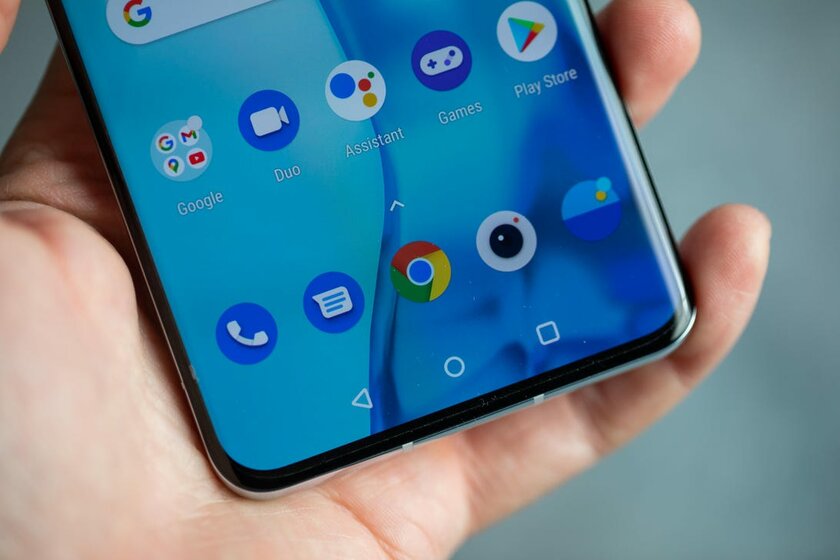 Годами пользуюсь iPhone, но если бы искал Android, взял бы один из этих