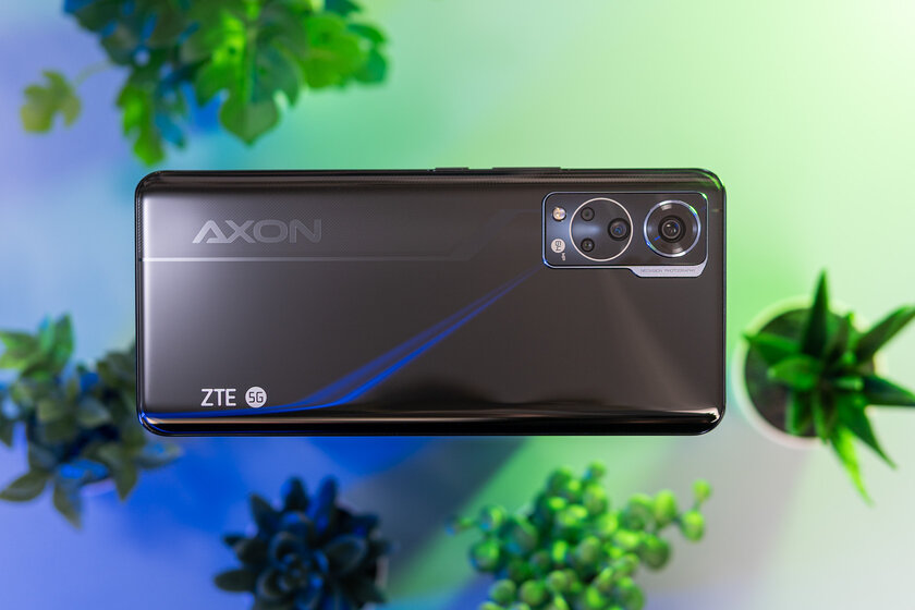 Каково, когда фронталка спрятана в экран? Две недели с ZTE Axon 30 — Внешний вид. 2
