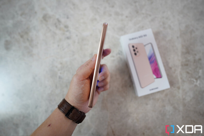 Новый Samsung с флагманскими функциями, но недорогой. Обзор Galaxy A53 — Дизайн и начинка. 2