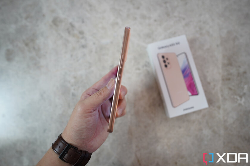 Новый Samsung с флагманскими функциями, но недорогой. Обзор Galaxy A53 — Дизайн и начинка. 3