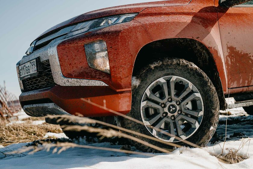 Сначала недоумеваешь, а потом не можешь оторваться. Тест-драйв Mitsubishi L200 (2019) — В статике. 2