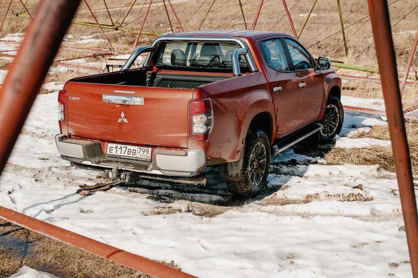 Сначала недоумеваешь, а потом не можешь оторваться. Тест-драйв Mitsubishi L200 (2019) — В статике. 3