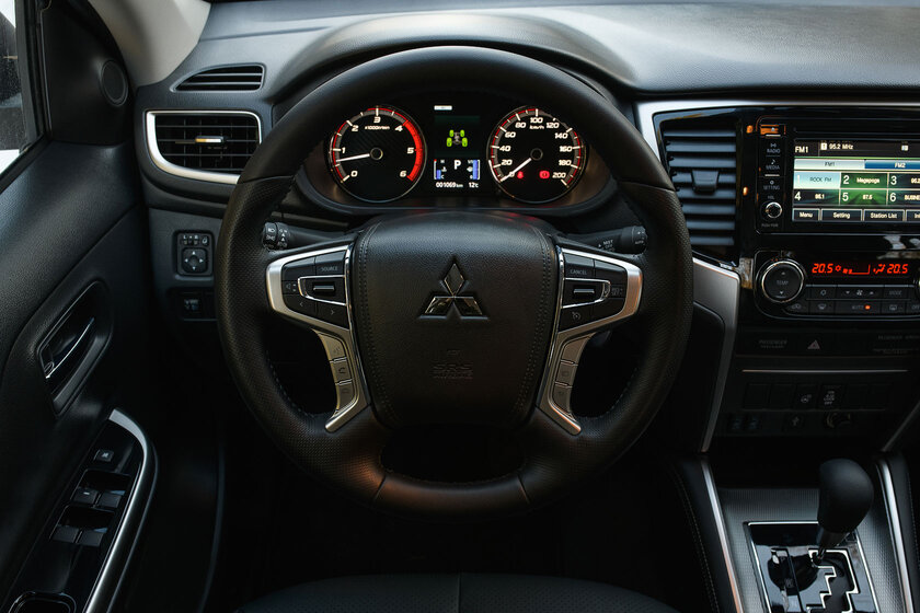 Сначала недоумеваешь, а потом не можешь оторваться. Тест-драйв Mitsubishi L200 (2019) — В статике. 14