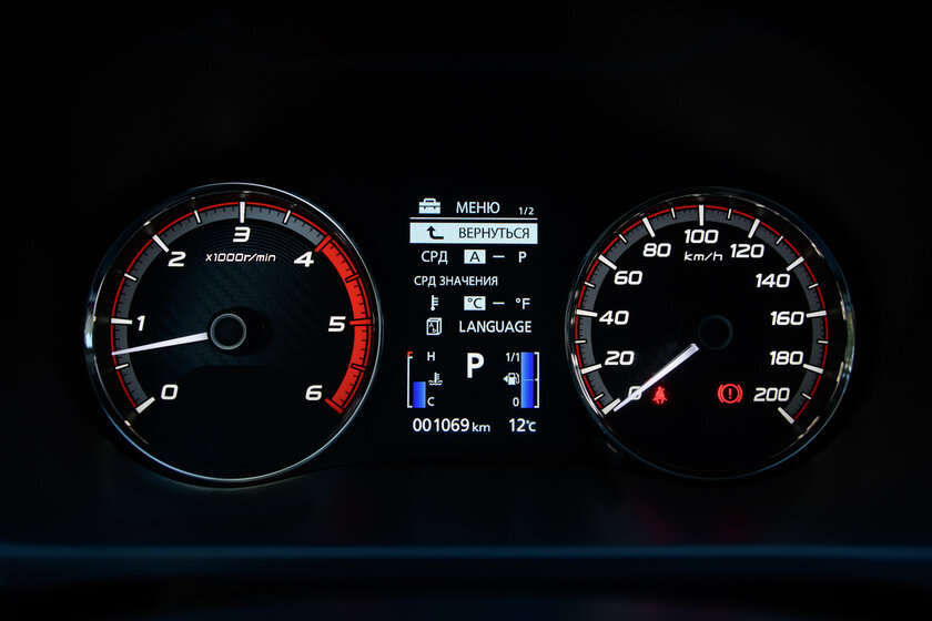 Сначала недоумеваешь, а потом не можешь оторваться. Тест-драйв Mitsubishi L200 (2019) — В статике. 27