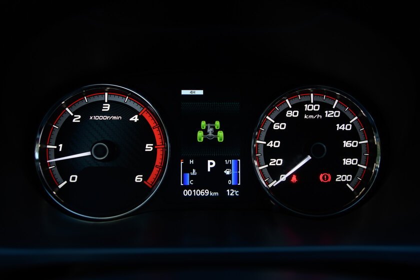 Сначала недоумеваешь, а потом не можешь оторваться. Тест-драйв Mitsubishi L200 (2019) — В статике. 29