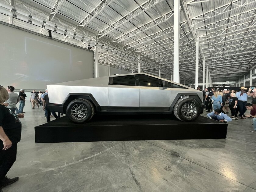 Илон Маск показал обновлённый пикап Tesla Cybertruck. Он стал ближе к реальности