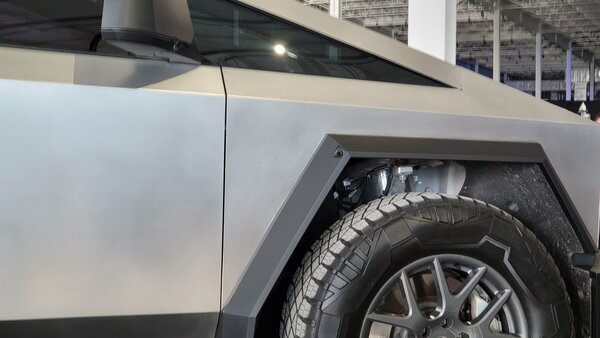 Илон Маск показал обновлённый пикап Tesla Cybertruck. Он стал ближе к реальности