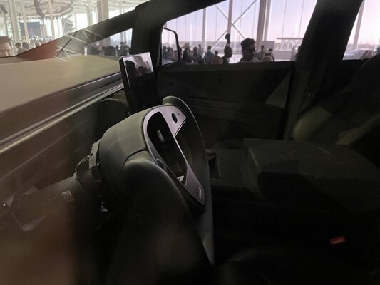 Илон Маск показал обновлённый пикап Tesla Cybertruck. Он стал ближе к реальности