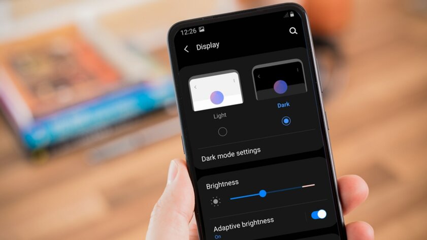 Android будет затемнять обои в ночном режиме. Как это выглядит на практике