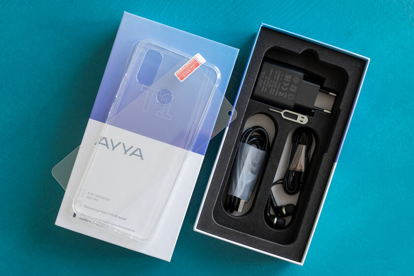 Российский смартфон с защитой от прослушки и шпионажа. Обзор AYYA T1 — Комплект богатый, но бестолковый. 1