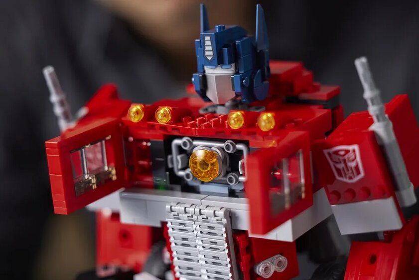LEGO представила фигурку Оптимуса Прайма: он умеет трансформироваться в грузовик
