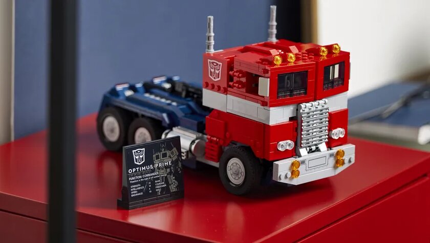 LEGO представила фигурку Оптимуса Прайма: он умеет трансформироваться в грузовик