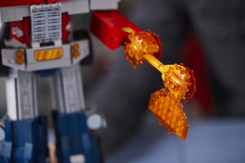LEGO представила фигурку Оптимуса Прайма: он умеет трансформироваться в грузовик