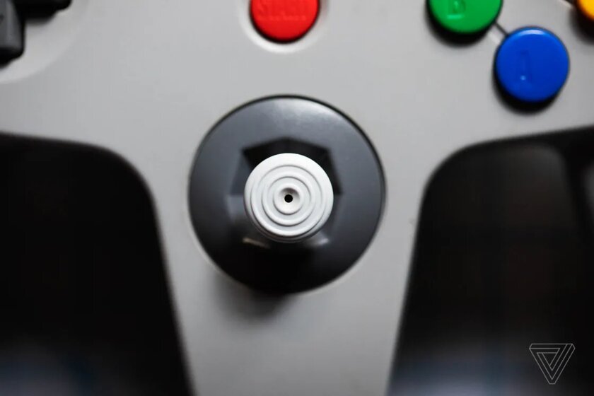 Этот джойстик изменил всю игровую индустрию. Он появился в Nintendo N64