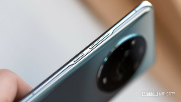 Обзор HONOR Magic 4 Pro: сервисы Google и монструозная камера, но странные нюансы — Железо, зарядка и софт. 3