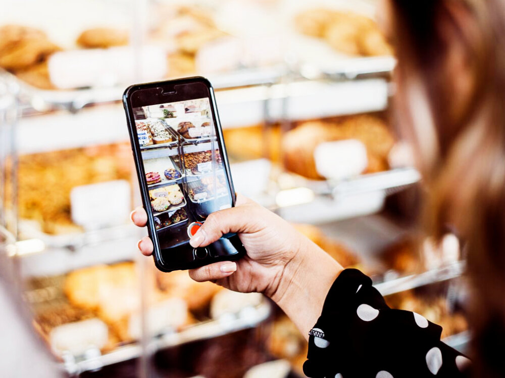 человек снимает товар на камеру телефона