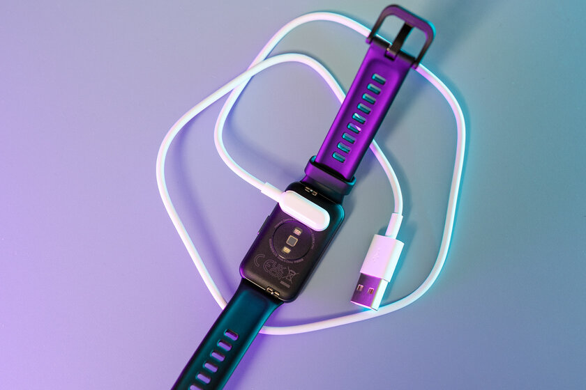 Не зацикливайтесь на Mi Band. Обзор Huawei Band 7, он даже лучше — Время работы и зарядка. 1