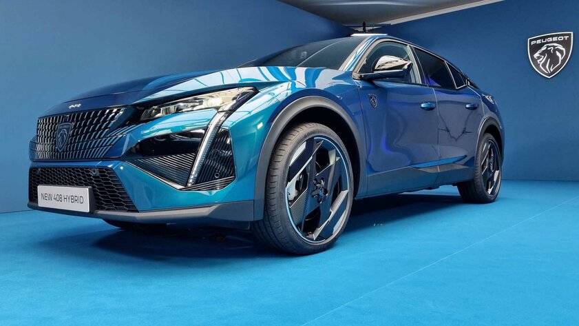 Необычная решётка, огромные экраны и стильный кузов: Stellantis представила Peugeot 408
