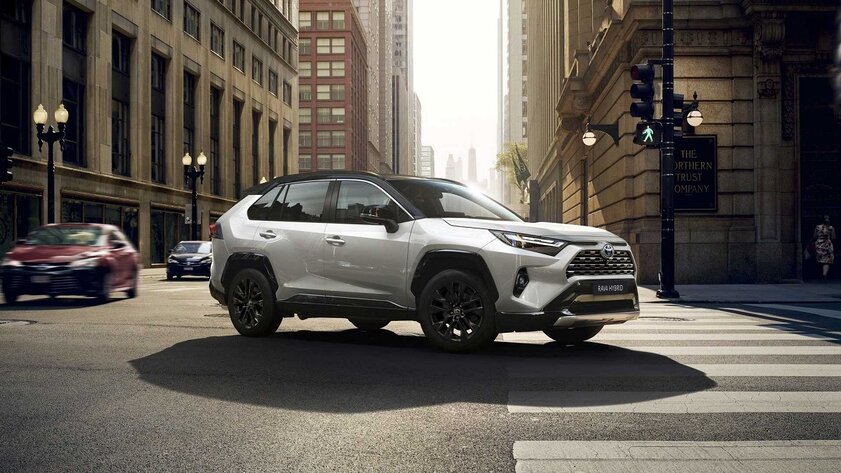 Toyota обновила RAV4: голосовой помощник, цифровая приборная панель и большой экран