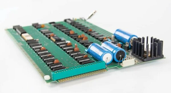 Компьютер Apple-1, подписанный Джобсом, продали за полмиллиона долларов. Таких осталось 50