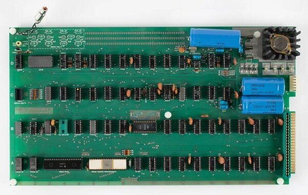 Компьютер Apple-1, подписанный Джобсом, продали за полмиллиона долларов. Таких осталось 50