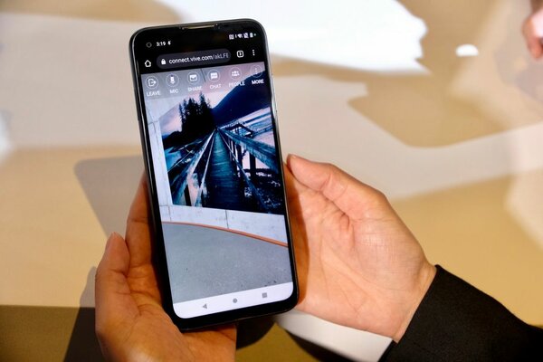 HTC вернулась к флагманам — представлен необычный Desire 22 Pro с VR и AR