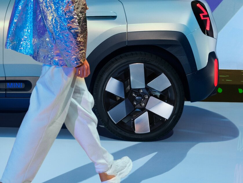 Салон без приборной панели и фары из будущего: как будет выглядеть следующее поколение Mini