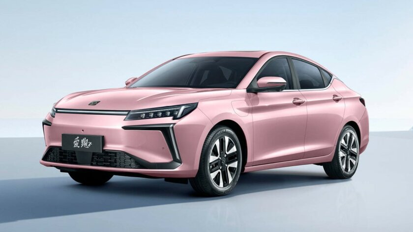 600 км на одной зарядке: JAC представила стильный электрокар с огромным дисплеем в салоне