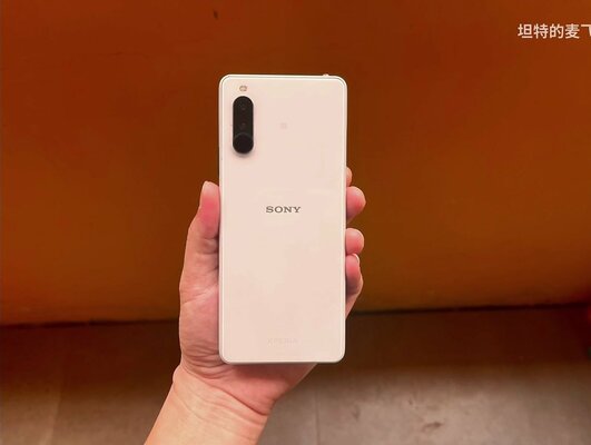 Идеальный смартфон? Китаец встроил iPhone в корпус Sony с клавиатурой BlackBerry