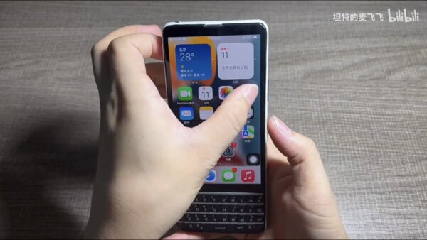 Идеальный смартфон? Китаец встроил iPhone в корпус Sony с клавиатурой BlackBerry