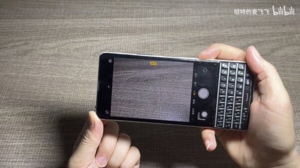 Идеальный смартфон? Китаец встроил iPhone в корпус Sony с клавиатурой BlackBerry
