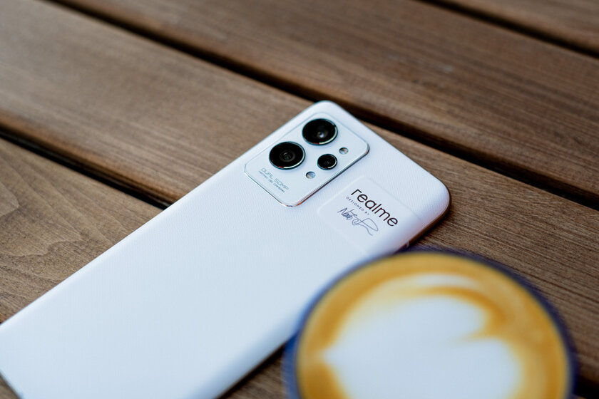 Он из бумаги, и летает. Это не бумажный самолет. Это обзор Realme GT 2 Pro
