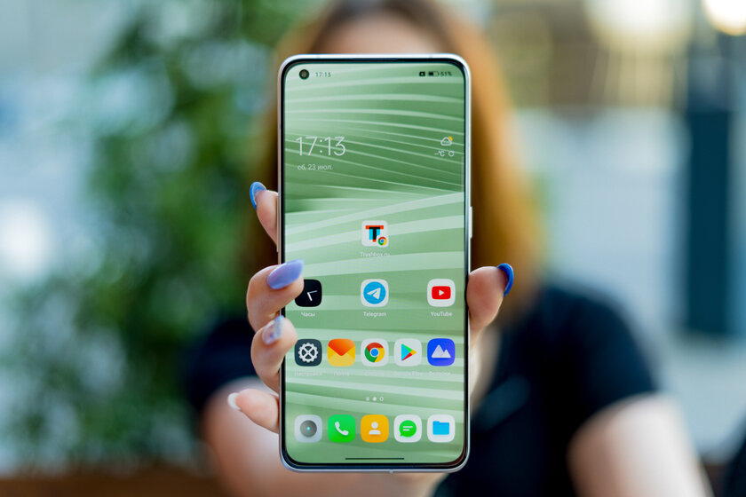 Он из бумаги, и летает. Это не бумажный самолет. Это обзор Realme GT 2 Pro