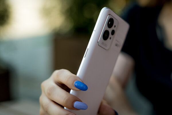 Он из бумаги, и летает. Это не бумажный самолет. Это обзор Realme GT 2 Pro