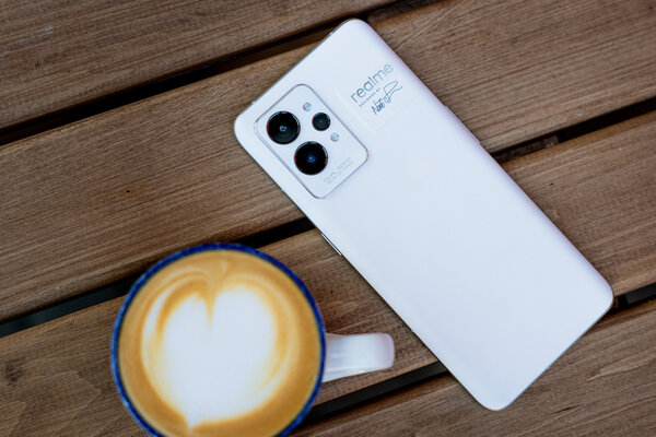 Он из бумаги, и летает. Это не бумажный самолет. Это обзор Realme GT 2 Pro