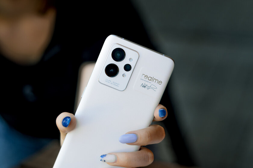 Он из бумаги, и летает. Это не бумажный самолет. Это обзор Realme GT 2 Pro
