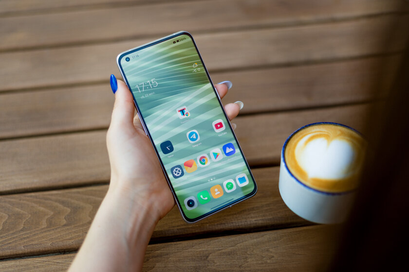 Он из бумаги, и летает. Это не бумажный самолет. Это обзор Realme GT 2 Pro