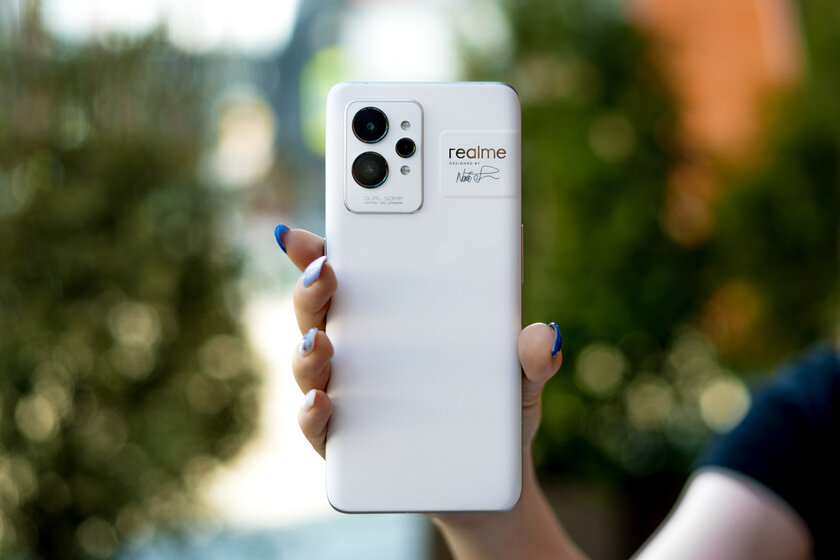 Он из бумаги, и летает. Это не бумажный самолет. Это обзор Realme GT 2 Pro