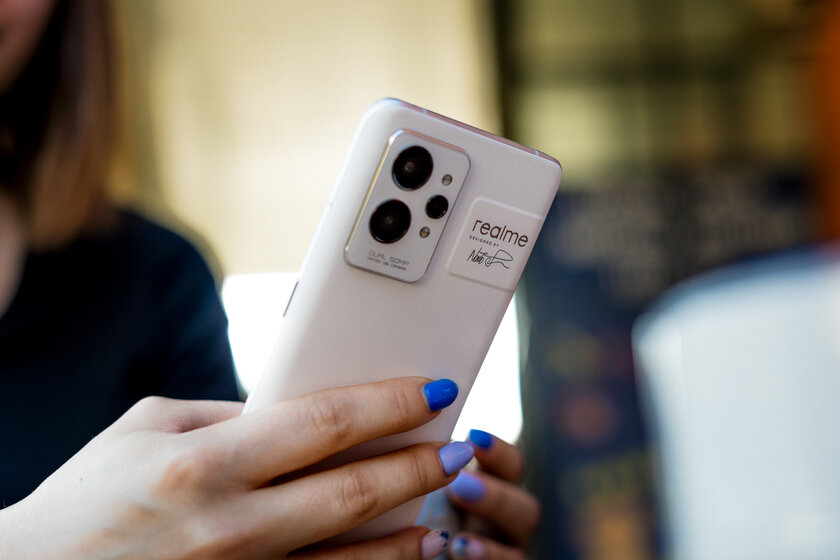 Он из бумаги, и летает. Это не бумажный самолет. Это обзор Realme GT 2 Pro