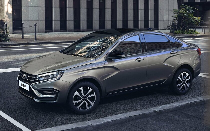 Новая Lada Vesta уже у дилеров: в сети появились живые фото