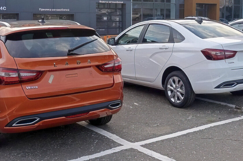 Новая Lada Vesta уже у дилеров: в сети появились живые фото