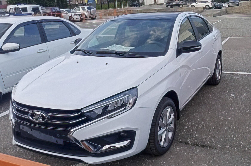 Новая Lada Vesta уже у дилеров: в сети появились живые фото