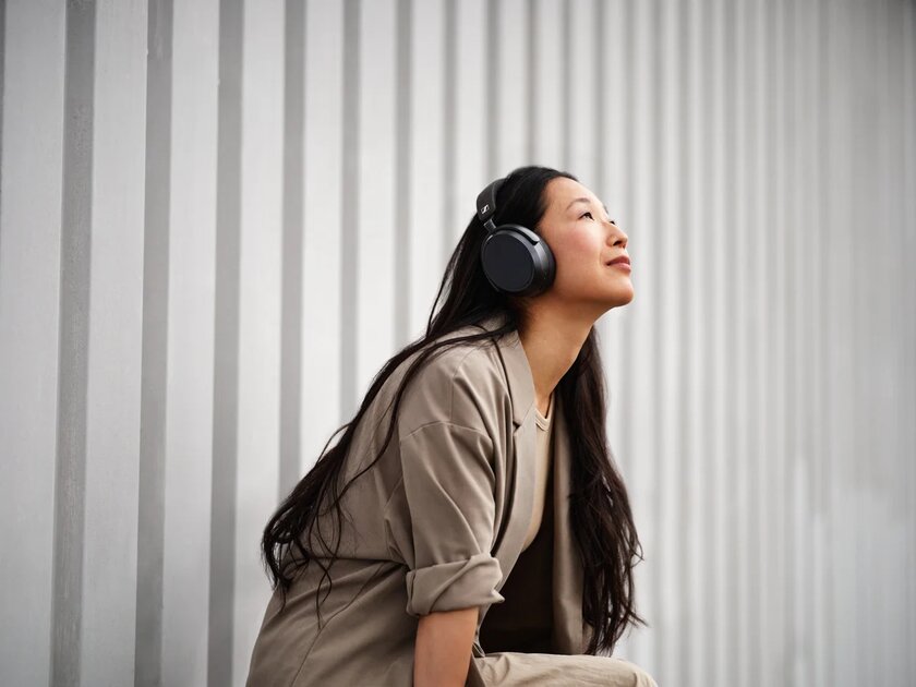 60 часов музыки на одном заряде: Sennheiser представила беспроводные наушники Momentum 4 Wireless