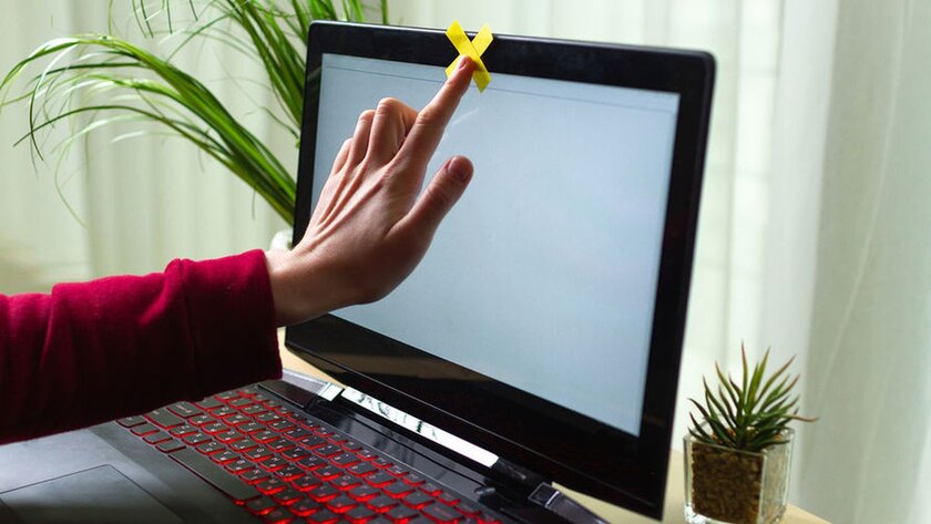 Windows 11 научили определять шторку для веб-камеры, но скотч всё-ещё можно применить