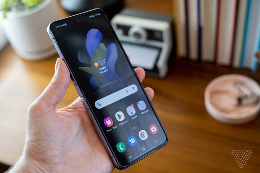 Флагманский чип, старые камеры и толстый корпус: обзор Samsung Galaxy Flip 4